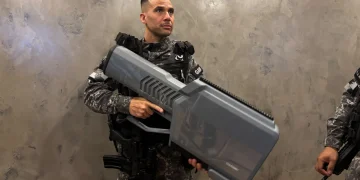 Polícia do Rio recebe fuzil antidrone para combater uso de drones pelo crime organizado