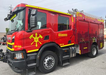Homem fica pendurado em janela de motel em Niterói; bombeiros atuam no local
