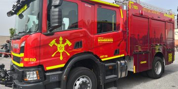 Homem fica pendurado em janela de motel em Niterói; bombeiros atuam no local