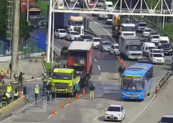 Incêndio em caminhão da Coca-Cola provoca interdição parcial da Ponte Rio-Niterói