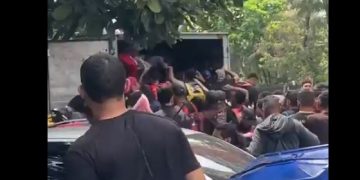 Confusão durante distribuição gratuita de mochilas do iFood na Barra da Tijuca