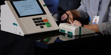 TRE-RJ realiza audiência para seleção de urnas que serão auditadas no segundo turno de 2026