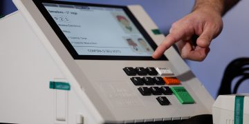 Organizações pedem melhorias na comunicação durante eleições no Rio, após mudanças de locais de voto