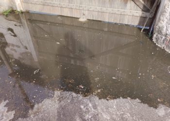 Moradores de São José do Imbassaí enfrentam transbordamento de esgoto na Lagoa das Amendoeiras