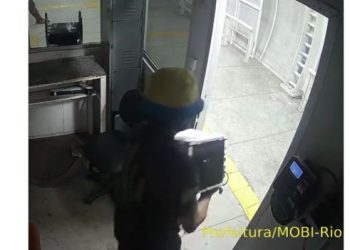 Dupla é presa após furtar equipamentos de estação do BRT na Penha
