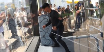 Boticário lança ativação com Gabriel Medina em Ipanema para promover perfume masculino