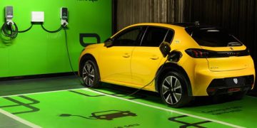 Prefeitura do Rio firma parceria para ampliar pontos de recarga de veículos elétricos até 2028