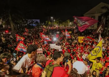 Mobilização pró-Lula atrai mais de 20 mil pessoas em Maricá após vitória de Flávio Bolsonaro