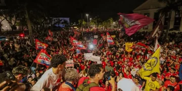 Mobilização pró-Lula atrai mais de 20 mil pessoas em Maricá após vitória de Flávio Bolsonaro