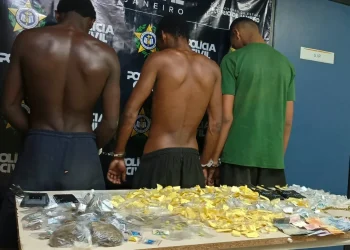 Operação da Polícia Civil em Maricá apreende drogas e investiga ligações financeiras e tentativas de expulsão de provedores de internet