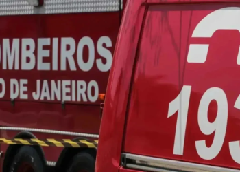 Mulher fica em estado grave após colisão entre carro e moto na RJ-104, Niterói