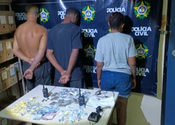 Operação policial apreende drogas e prende suspeitos em comunidade de Maricá