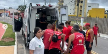 Guarda-vidas de Maricá resgatam mulher em risco no mar de Ponta Negra