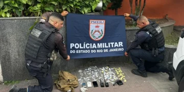 Policiais prendem dois suspeitos com drogas na Comunidade da Linha, em Maricá