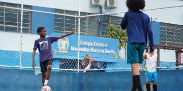 Crianças e adolescentes de São Gonçalo podem participar de aulas gratuitas de futebol no bairro do Boaçu