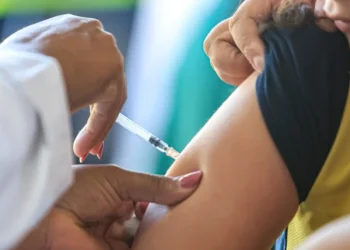 Vírus respiratórios seguem em alta no Brasil, com aumento entre crianças e idosos, alerta Fiocruz