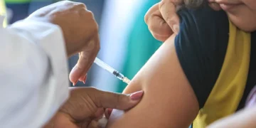 Vírus respiratórios seguem em alta no Brasil, com aumento entre crianças e idosos, alerta Fiocruz