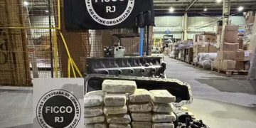 Homem é preso por tentativa de transporte de 22 kg de drogas escondidas em motor de caminhão no Rio