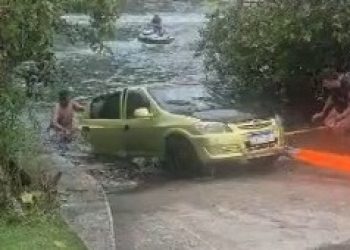 Carro cai em canal na Barra da Tijuca e é retirado pelos bombeiros