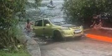 Carro cai em canal na Barra da Tijuca e é retirado pelos bombeiros
